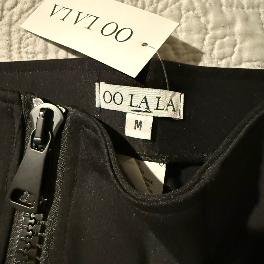 Georgous slacks, sexy! Black, Medium in size. Large zipper style look.